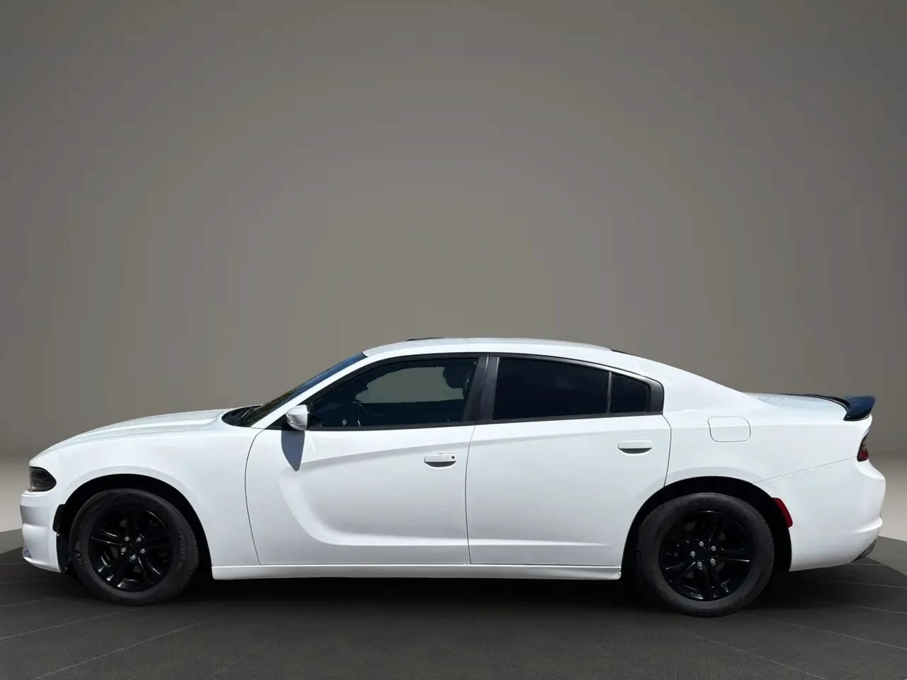 Used 2017 Dodge Charger SE RWD image 9
