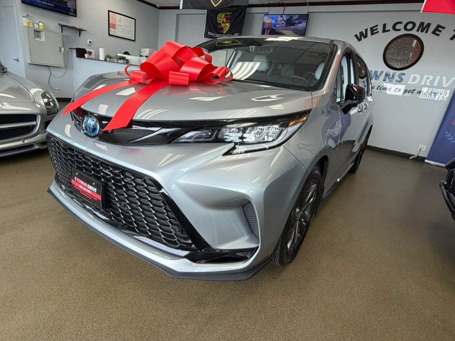 Used 2025 Toyota Sienna XSE FWD image 12