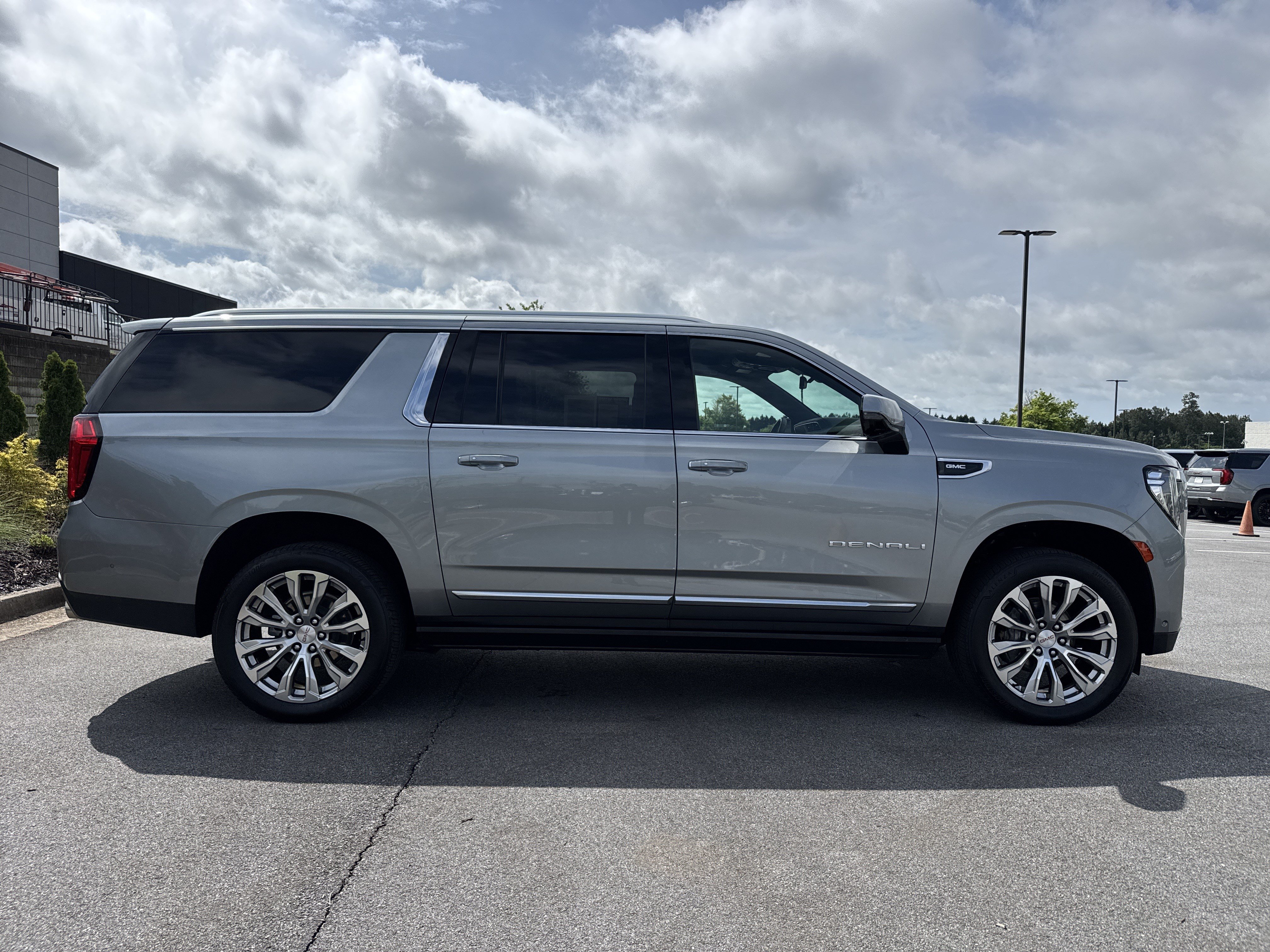 Used 2024 GMC Yukon XL Denali w/ Denali Reserve Package AWD/4WD image 12