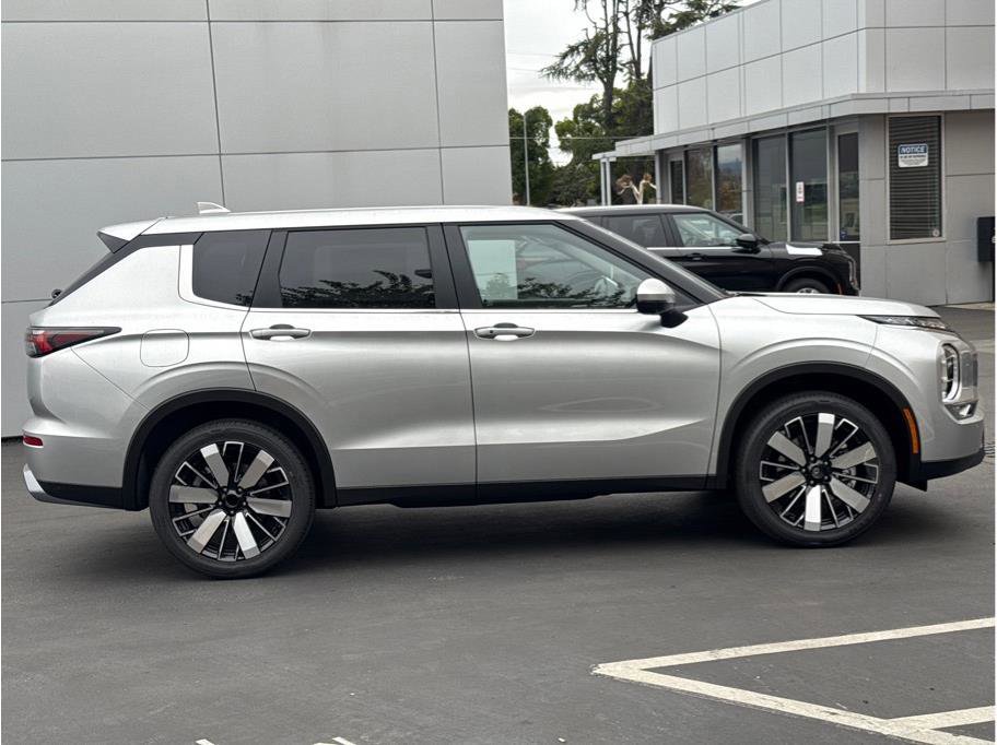 New 2026 Mitsubishi Outlander LE FWD image 4