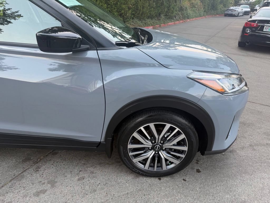 Used 2023 Nissan Kicks SV FWD image 3