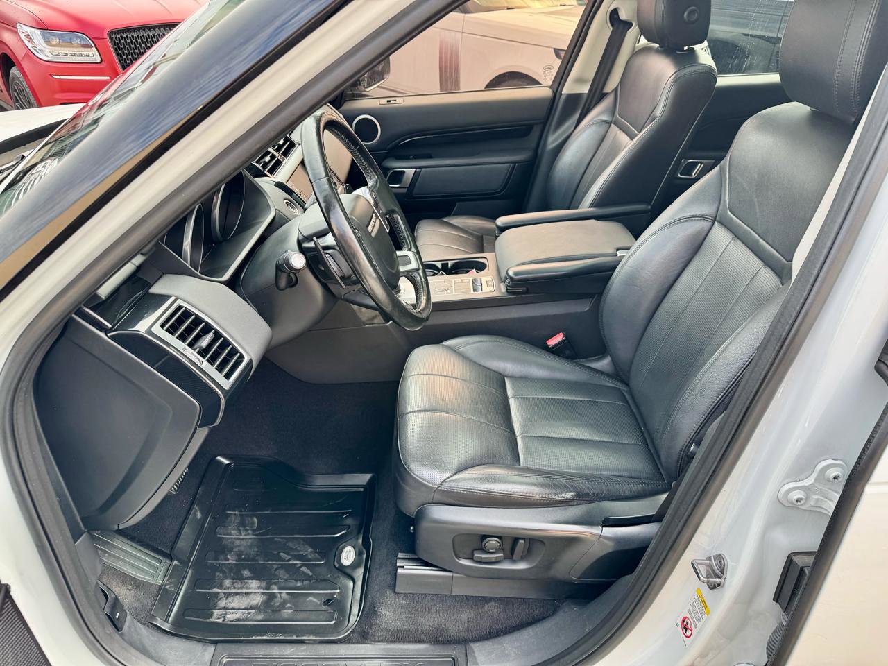 Used 2017 Land Rover Discovery SE image 13