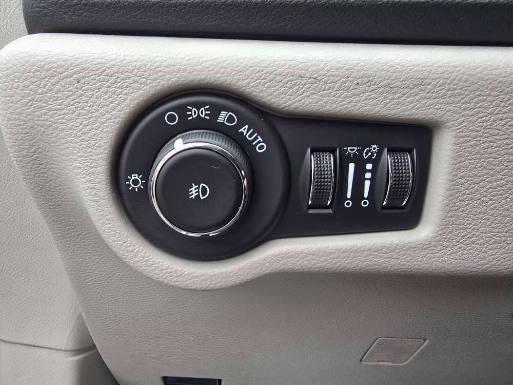 Used 2024 Chrysler Pacifica Touring-L image 13