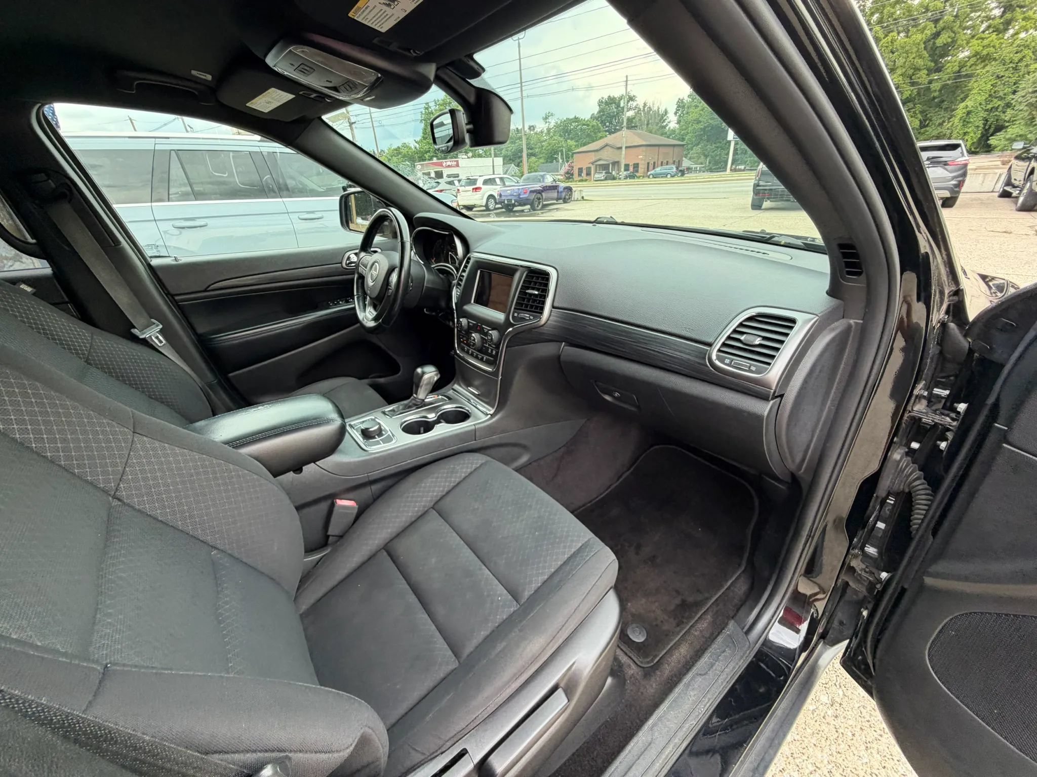 Used 2019 Jeep Grand Cherokee Laredo AWD/4WD image 10