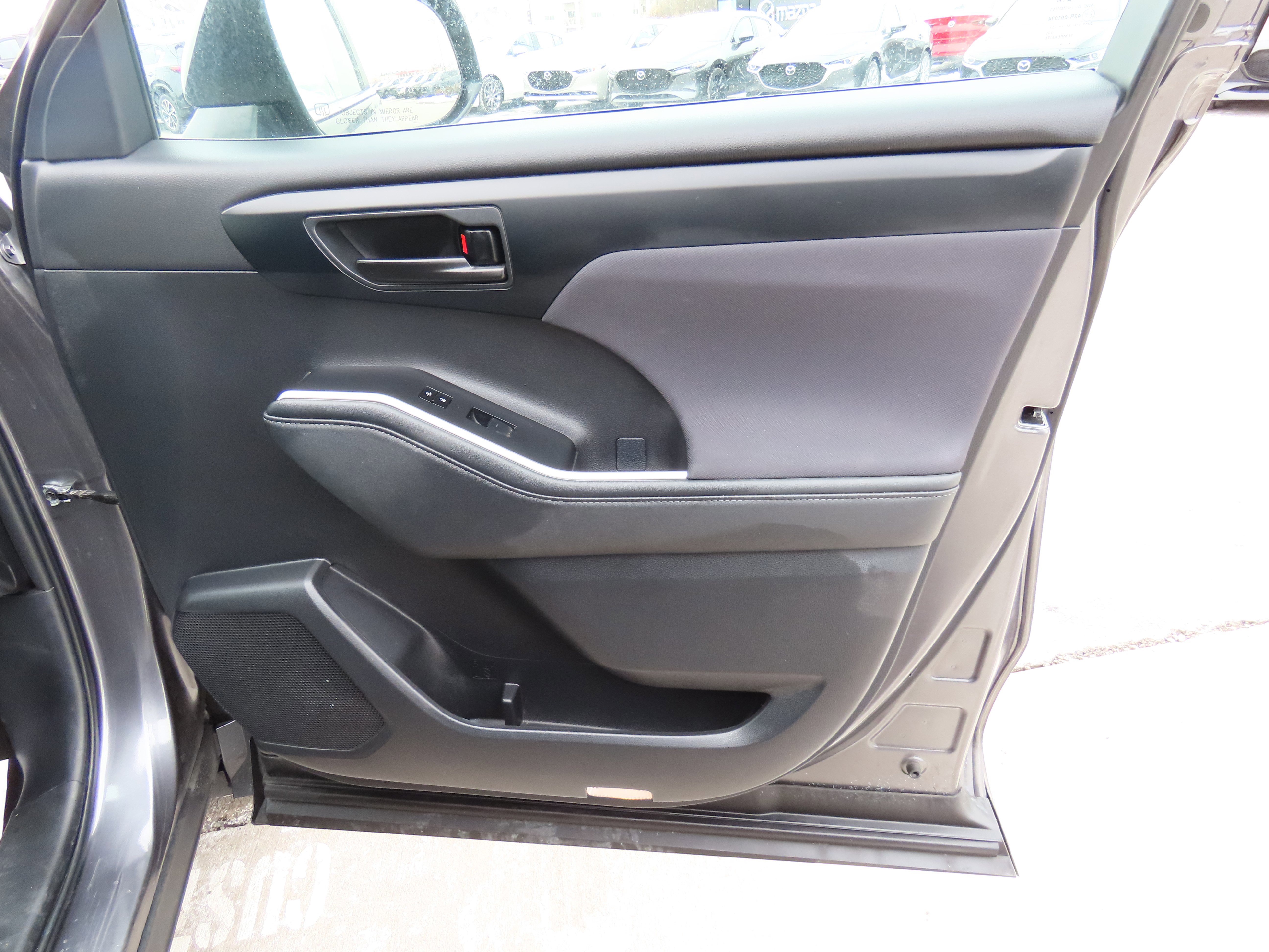 Used 2024 Toyota Highlander LE image 9