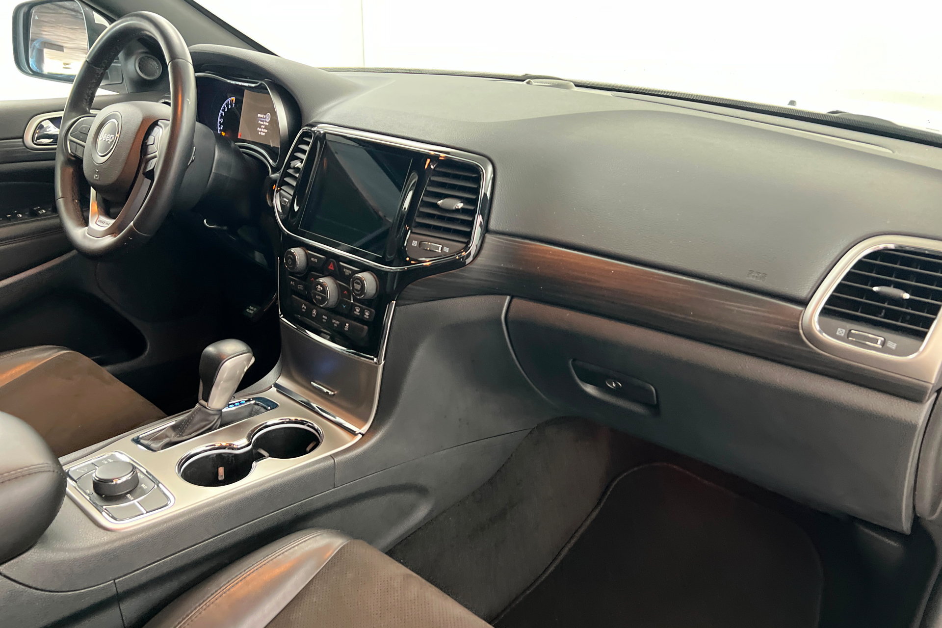 Certified 2022 Jeep Grand Cherokee Laredo X AWD/4WD image 24
