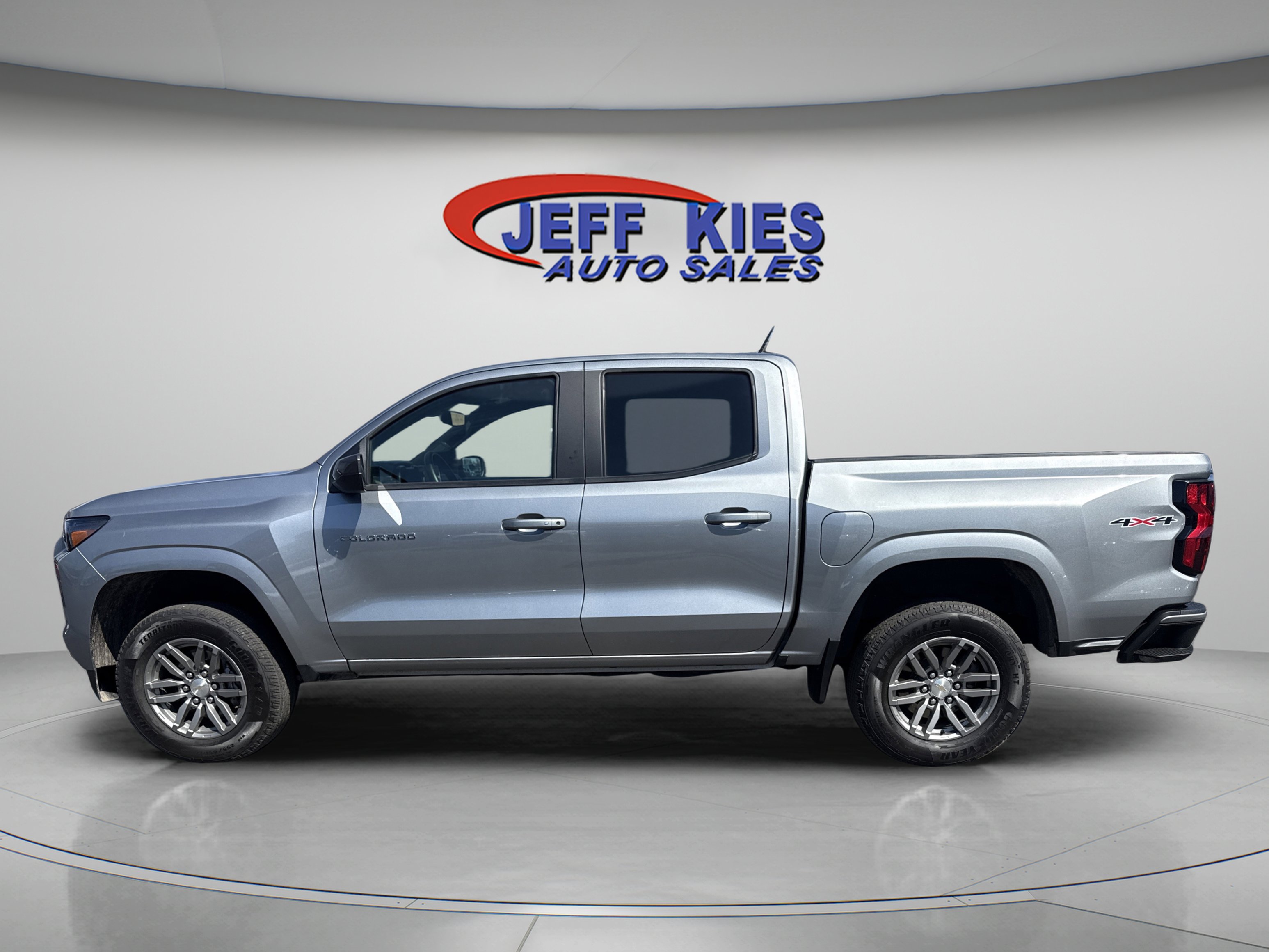 Used 2024 Chevrolet Colorado LT AWD/4WD image 8