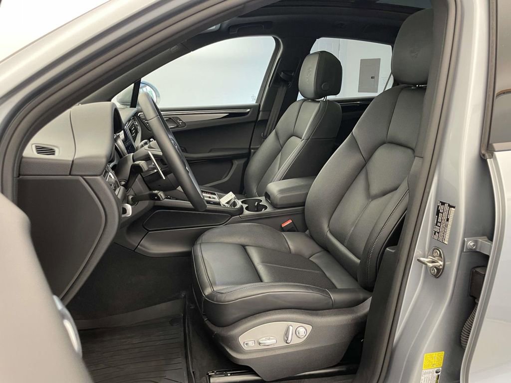 Certified 2025 Porsche Macan AWD/4WD image 5