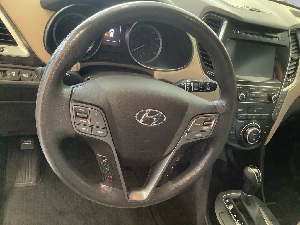 Used 2017 Hyundai Santa Fe SE image 9