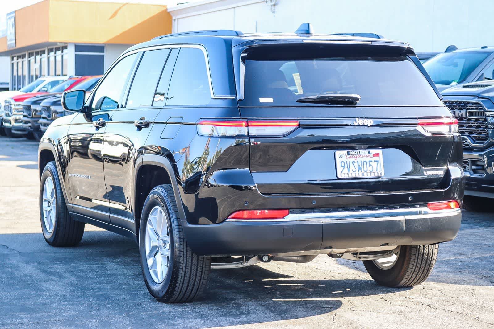 Used 2025 Jeep Grand Cherokee Laredo X RWD image 5