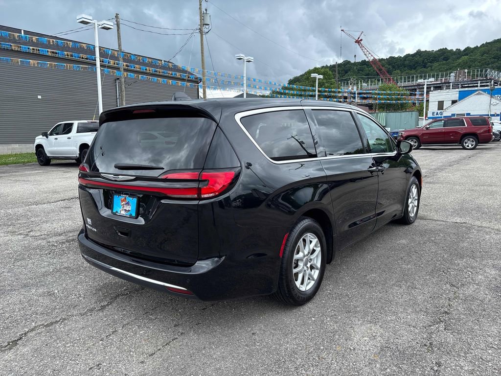 Used 2024 Chrysler Pacifica Touring-L FWD image 5