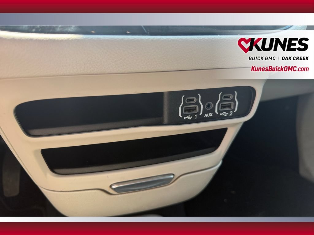 Used 2023 Chrysler Pacifica Touring-L FWD image 34