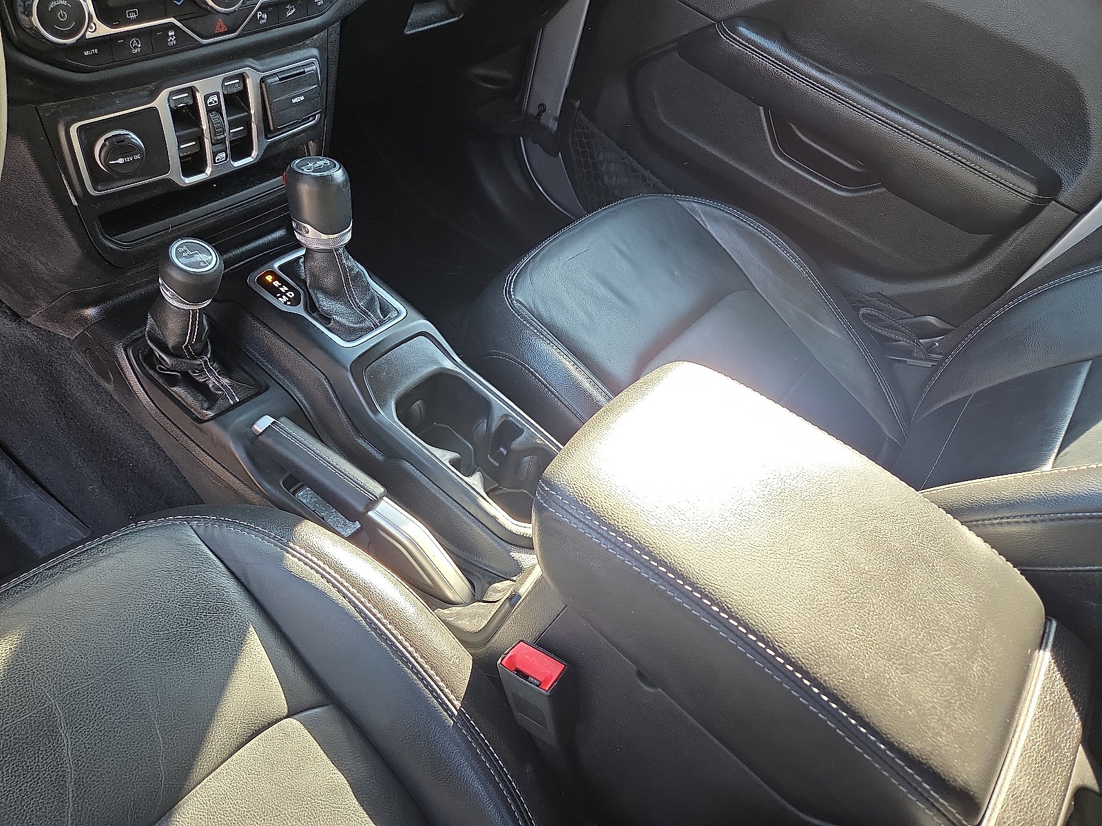 Used 2018 Jeep Wrangler Unlimited Sahara image 25