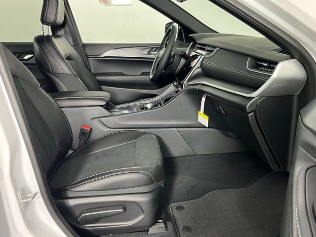 New 2025 Jeep Grand Cherokee Altitude image 31