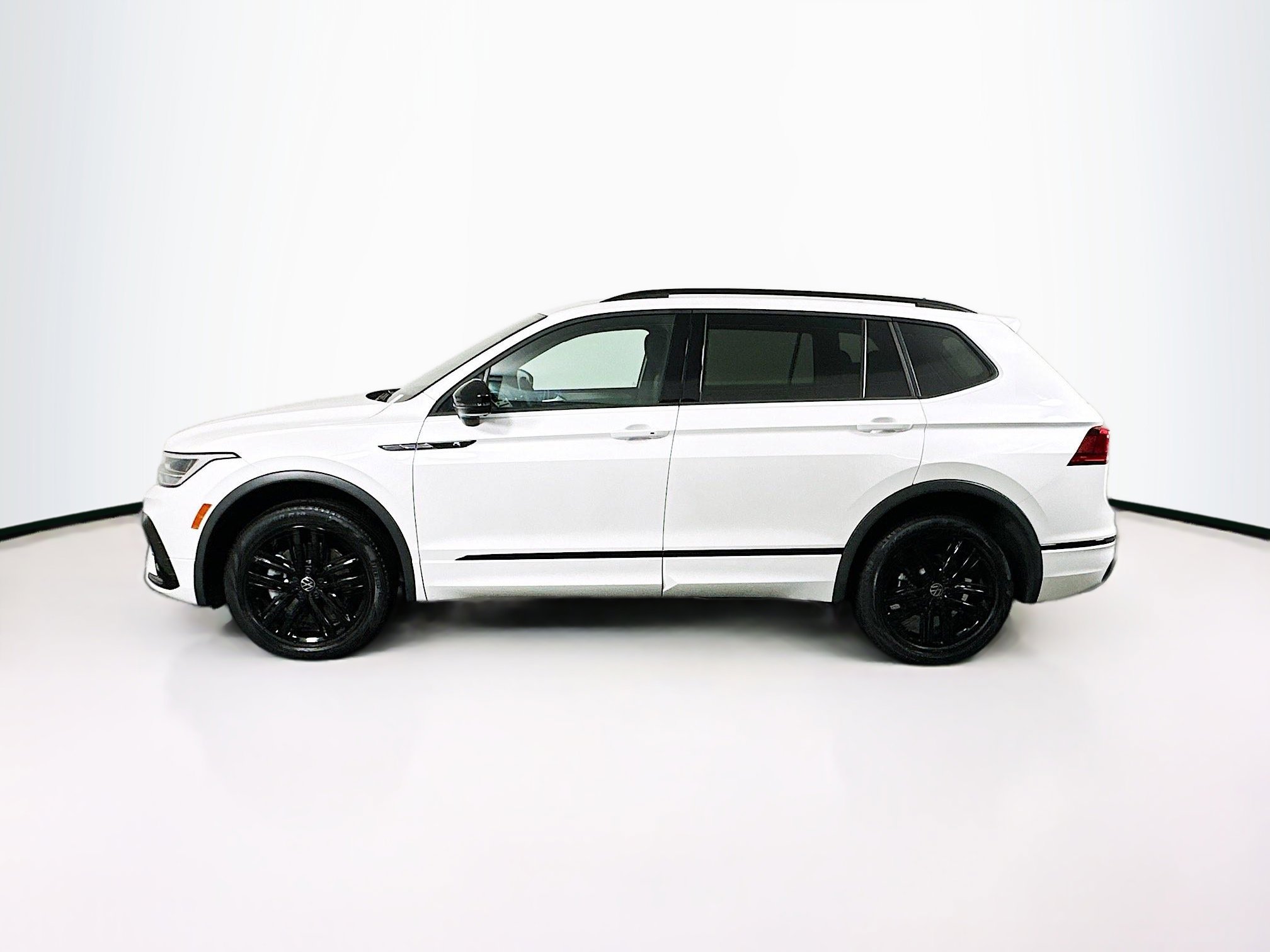 Used 2022 Volkswagen Tiguan SE R-Line image 4