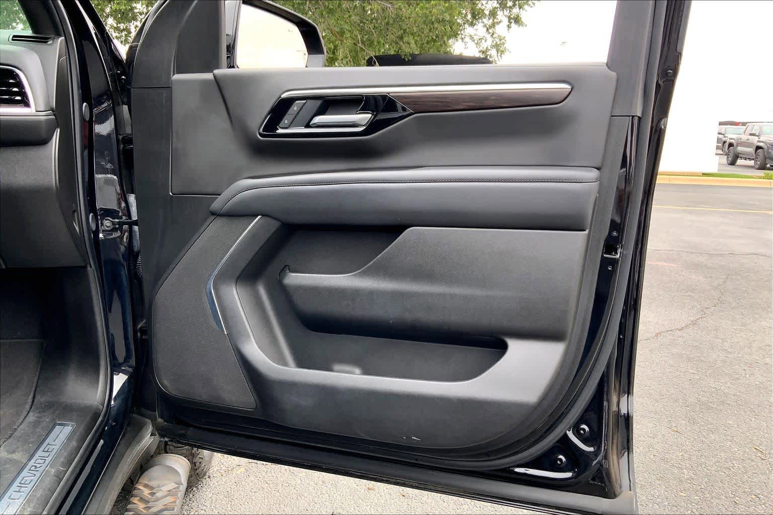 Used 2025 Chevrolet Suburban Z71 AWD/4WD image 24