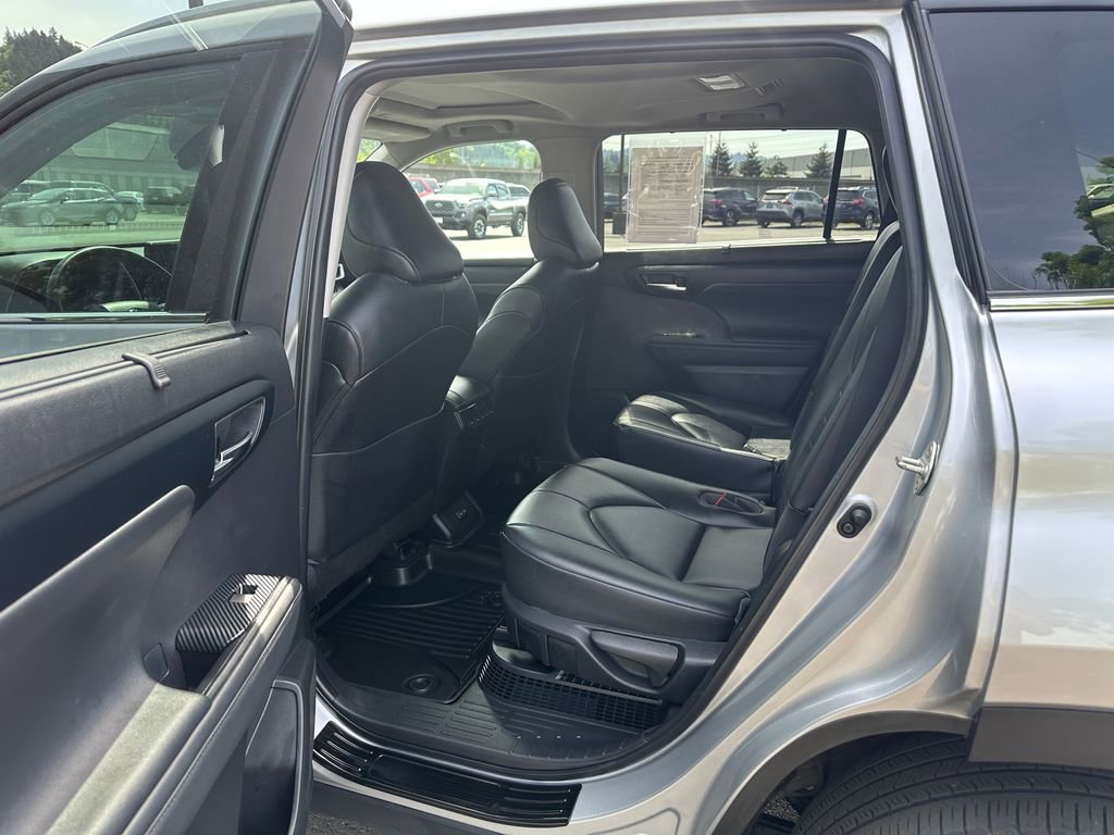 Used 2023 Toyota Highlander XLE FWD image 14