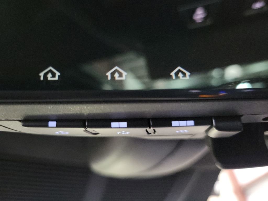 Used 2025 Land Rover Defender 110 image 34