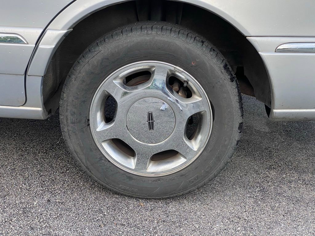 Used 2002 Lincoln Continental image 8