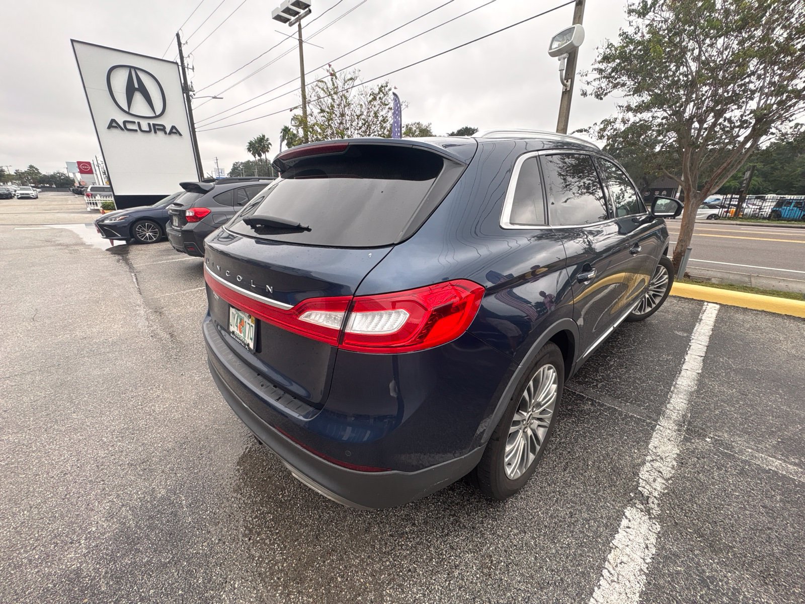 Used 2017 Lincoln MKX Reserve w/ Cargo Utility Package FWD image 4
