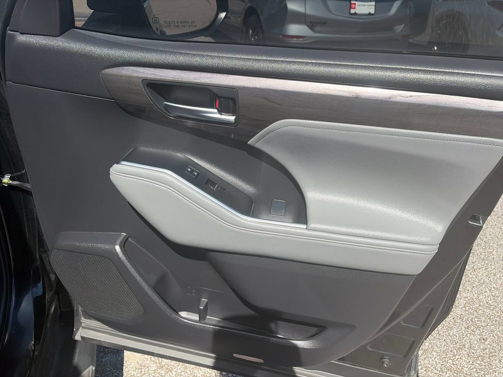 Used 2025 Toyota Highlander Platinum AWD/4WD image 20
