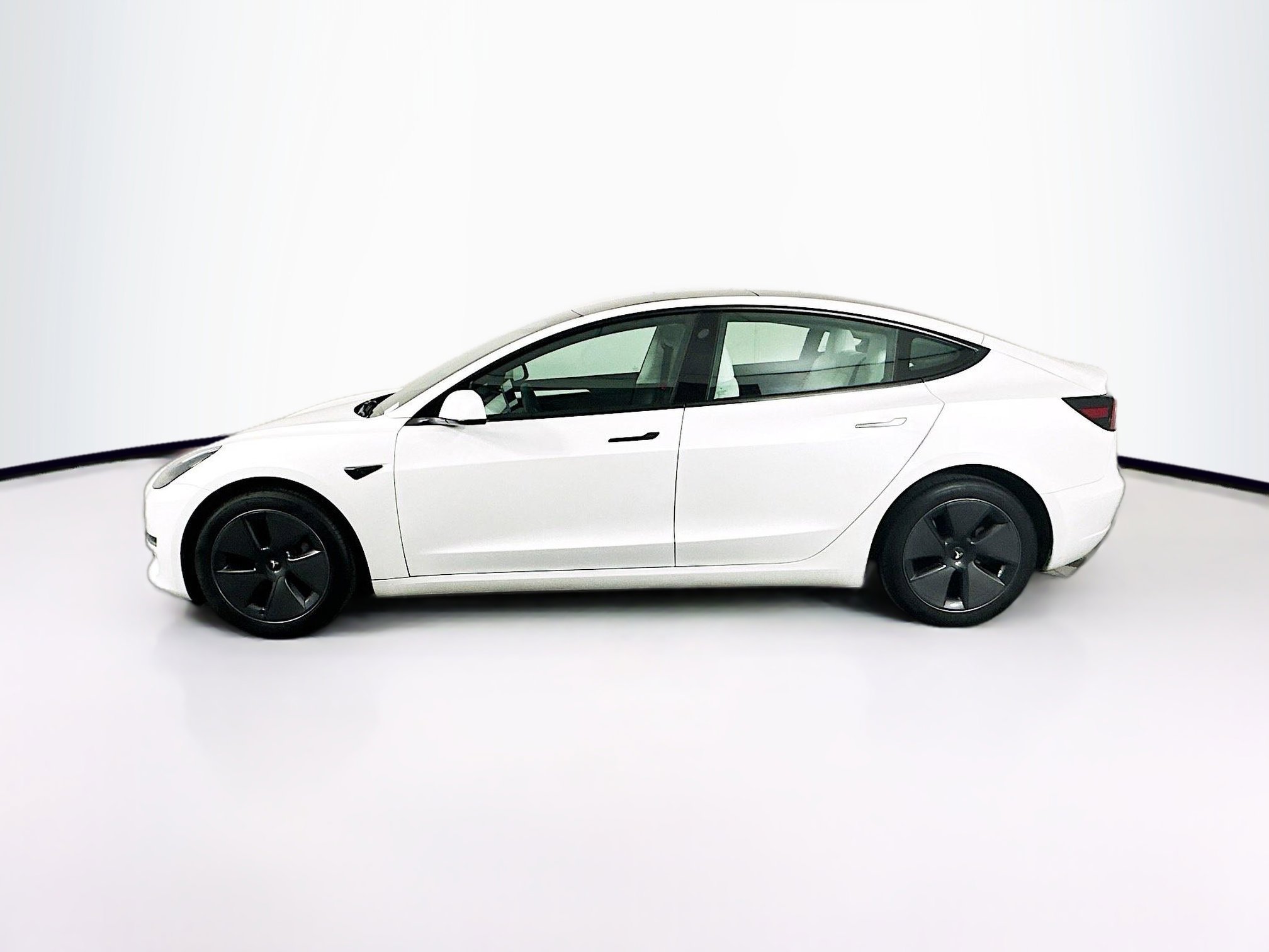Used 2023 Tesla Model 3 Standard Range image 4