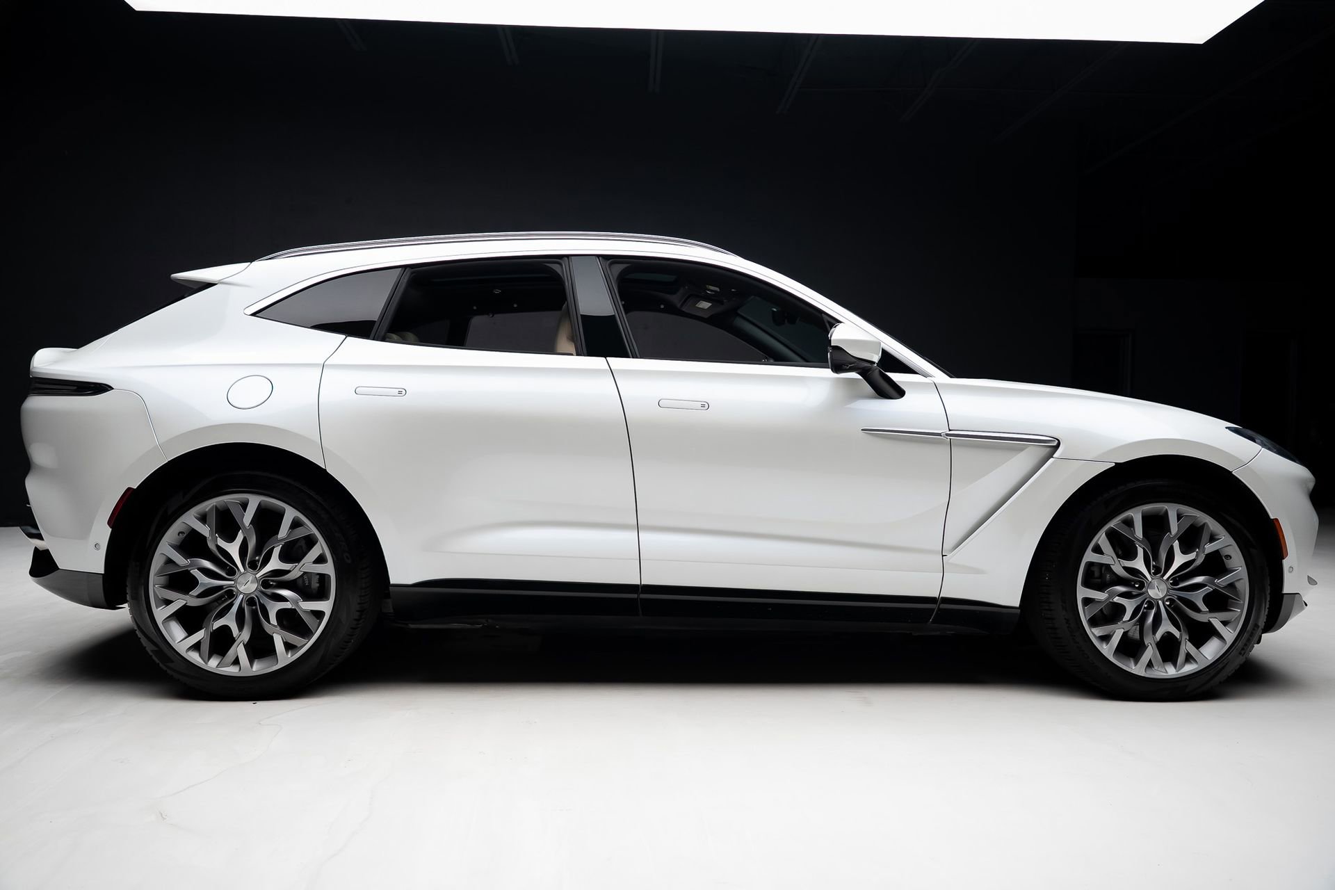 Used 2021 Aston Martin DBX AWD/4WD image 34