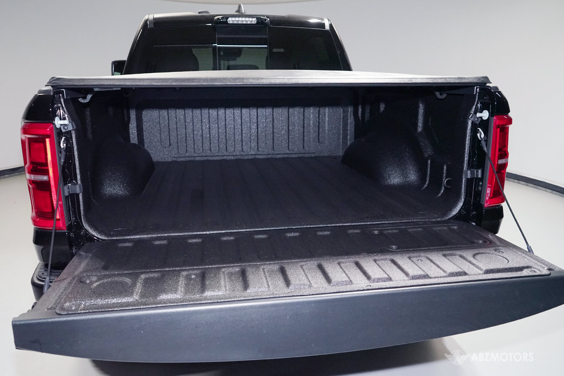 Used 2027 RAM 1500 4x4 Crew Cab image 33