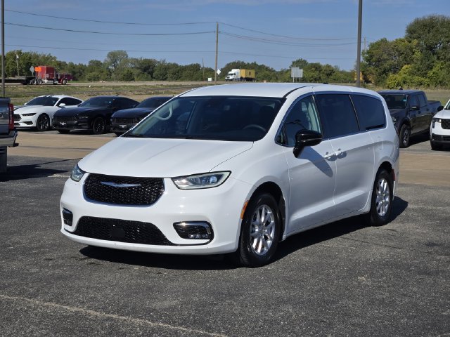 Used 2024 Chrysler Pacifica Touring-L FWD image 3