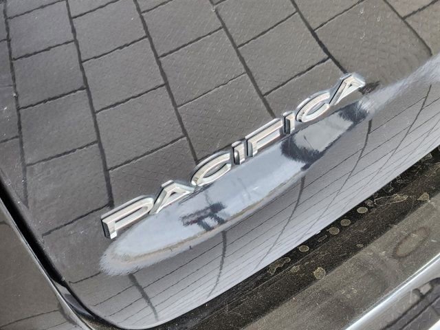 Used 2018 Chrysler Pacifica Touring-L w/ Premium Audio Group image 9