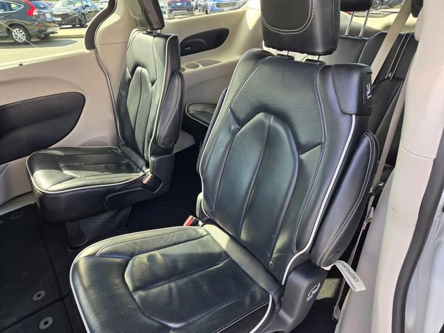 Used 2023 Chrysler Pacifica Touring-L image 12