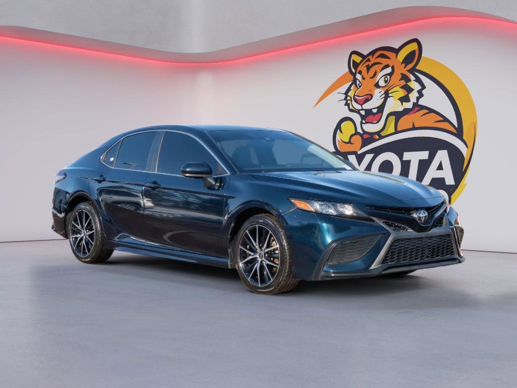 Used 2021 Toyota Camry SE image 3