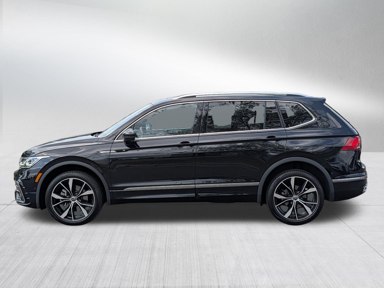 Used 2023 Volkswagen Tiguan SEL R-Line AWD/4WD image 4
