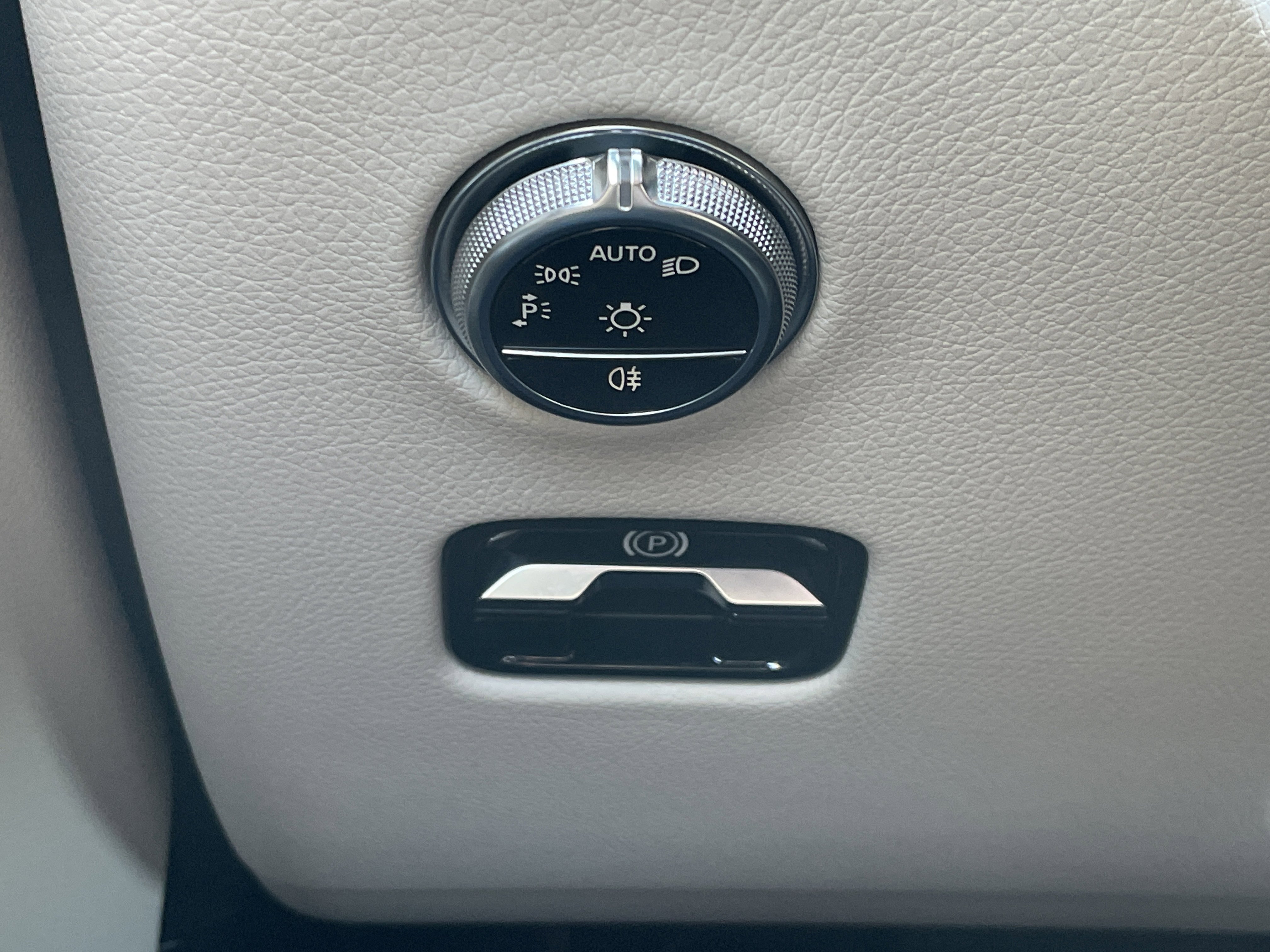 Used 2024 Mercedes-Benz GLC 300 4MATIC image 25