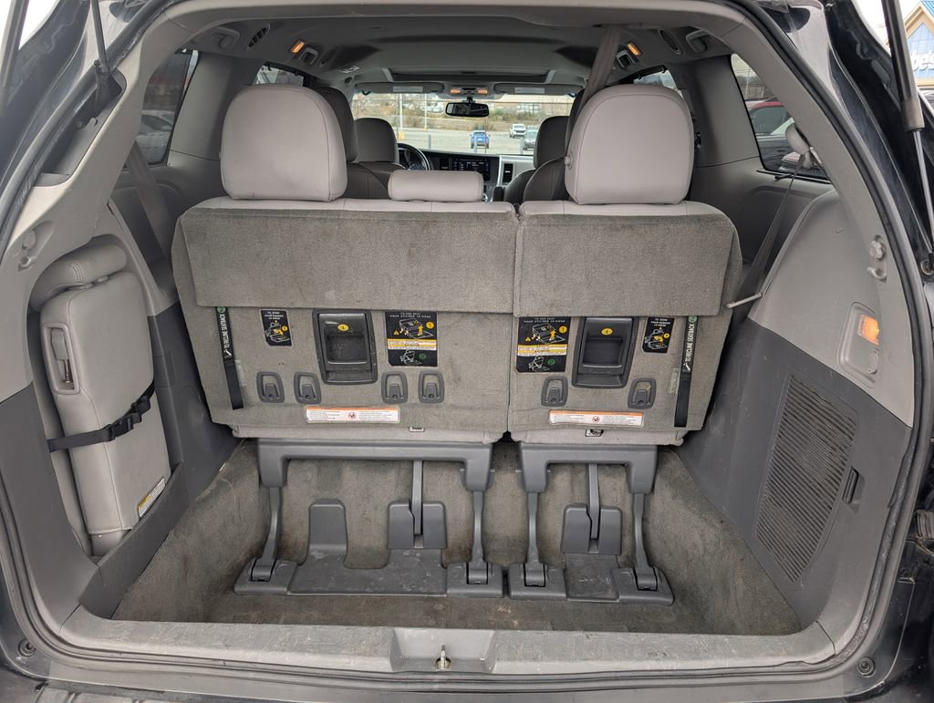 Used 2017 Toyota Sienna L image 9
