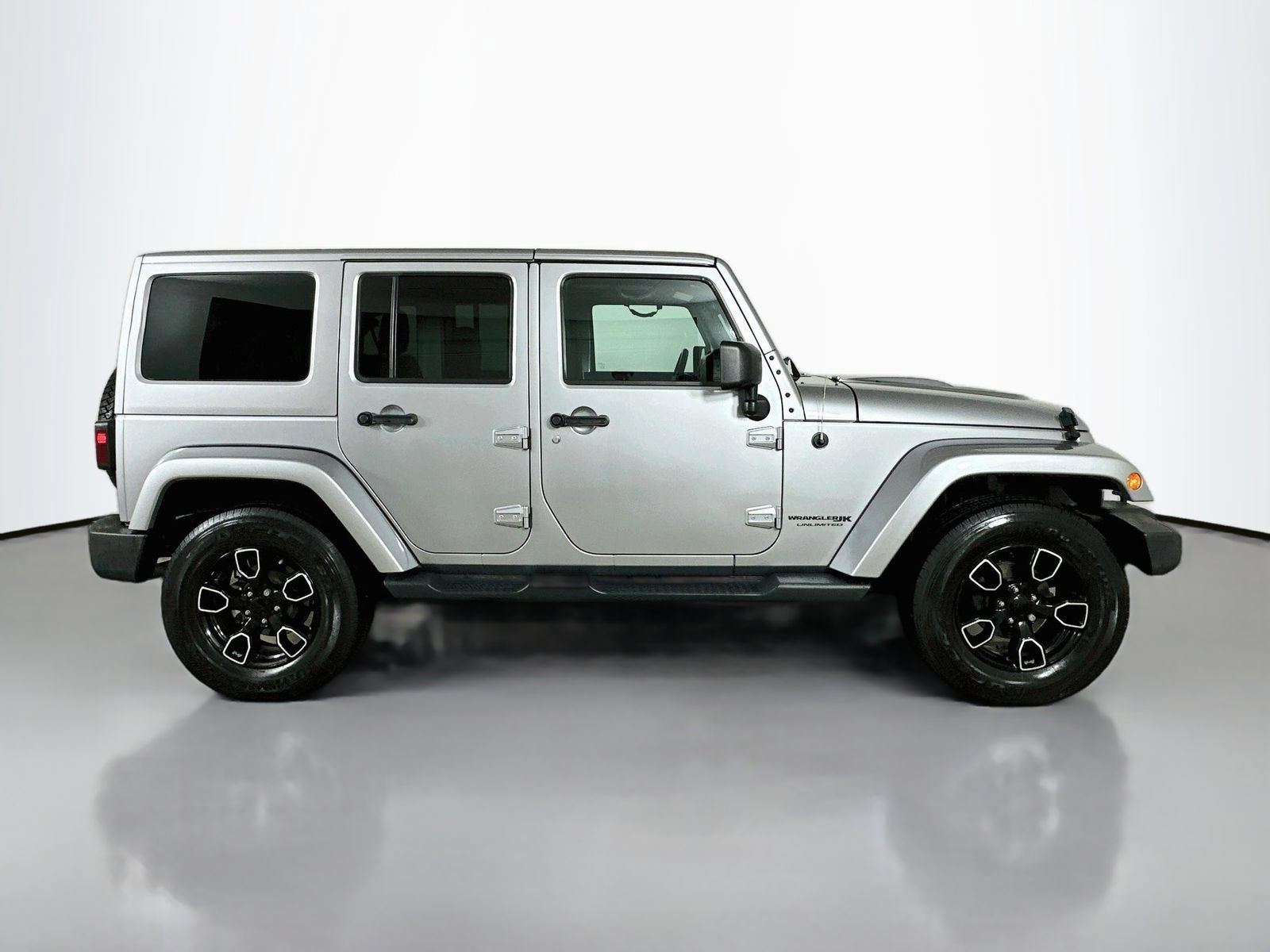 Used 2018 Jeep Wrangler Unlimited Sahara AWD/4WD image 4