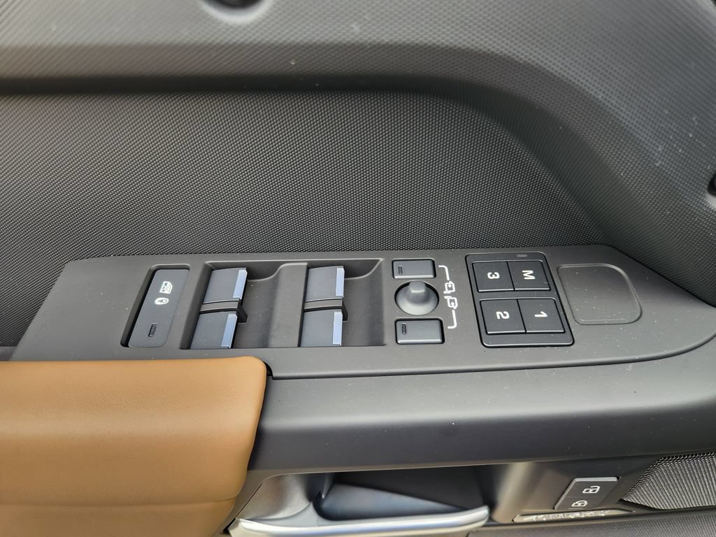 New 2026 Land Rover Defender 110 X-Dynamic SE AWD/4WD image 18