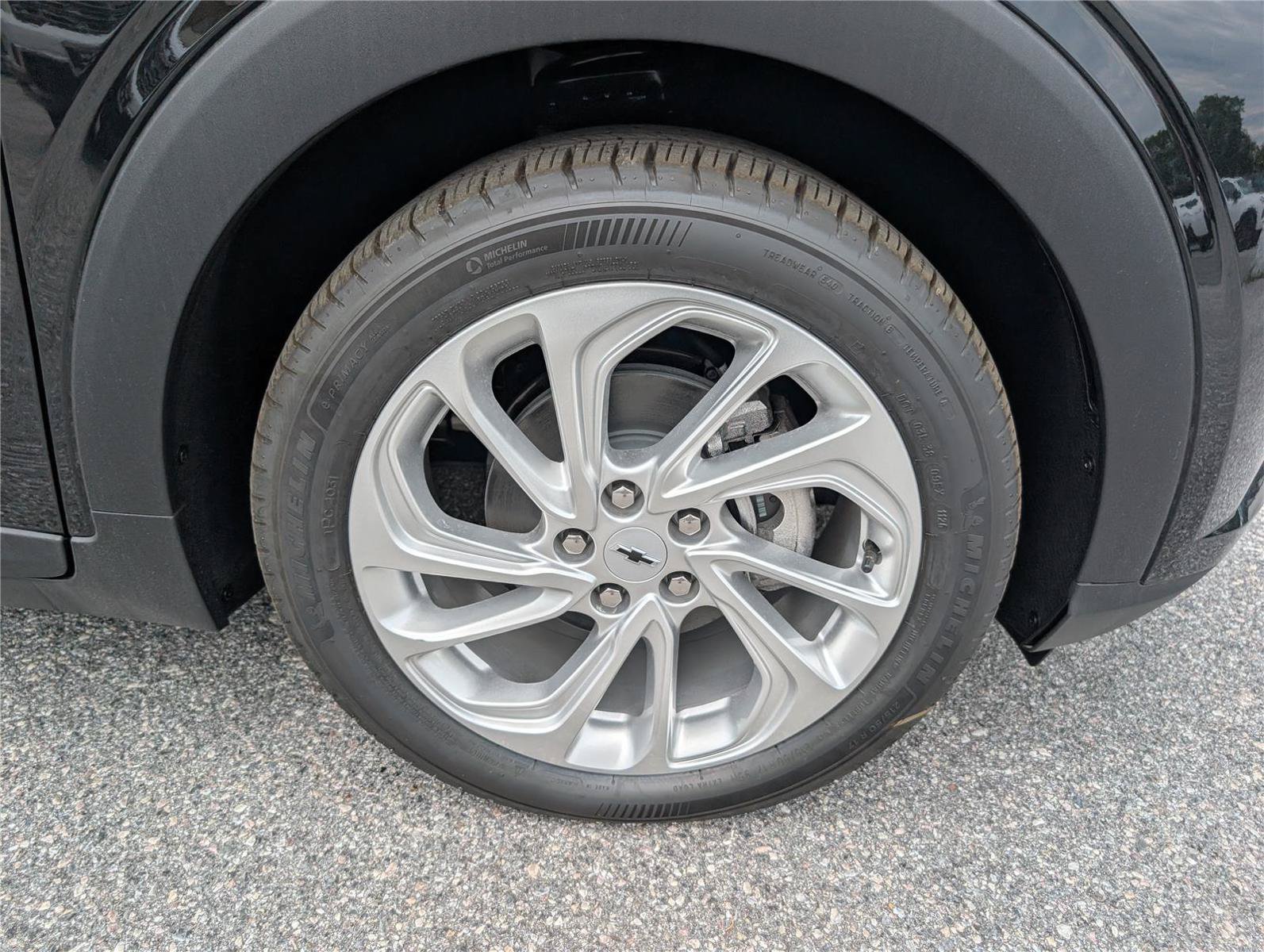 New 2027 Chevrolet Bolt LT w/ Comfort Package FWD image 5