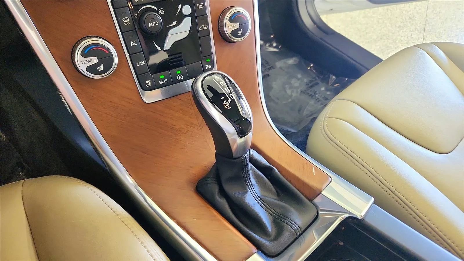 Used 2017 Volvo XC60 T5 Inscription w/ Preferred Option Package AWD/4WD image 27