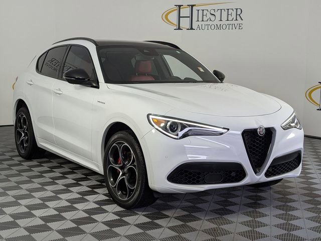 Used 2023 Alfa Romeo Stelvio Veloce AWD/4WD image 2