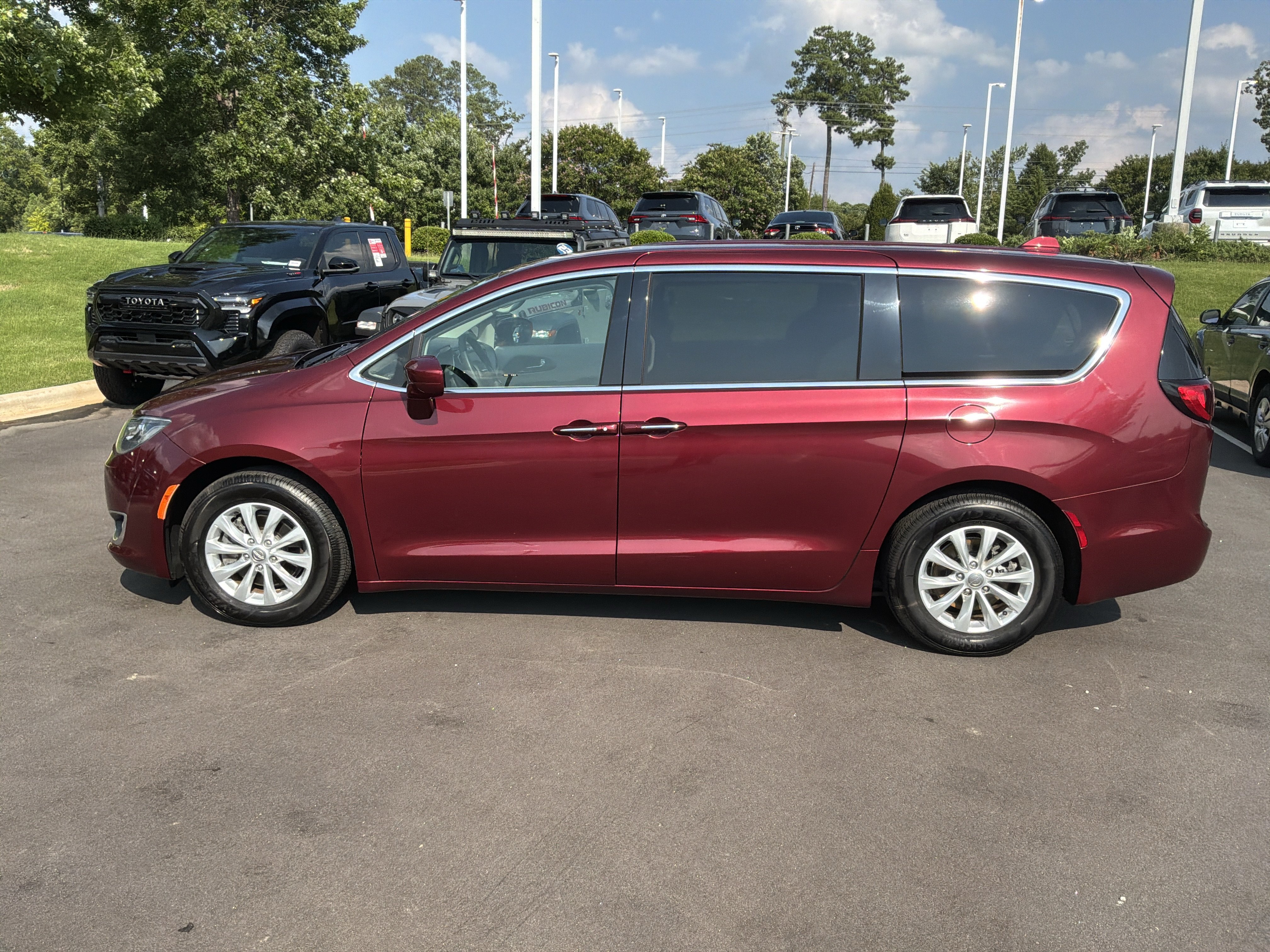 Used 2018 Chrysler Pacifica Touring Plus FWD image 7