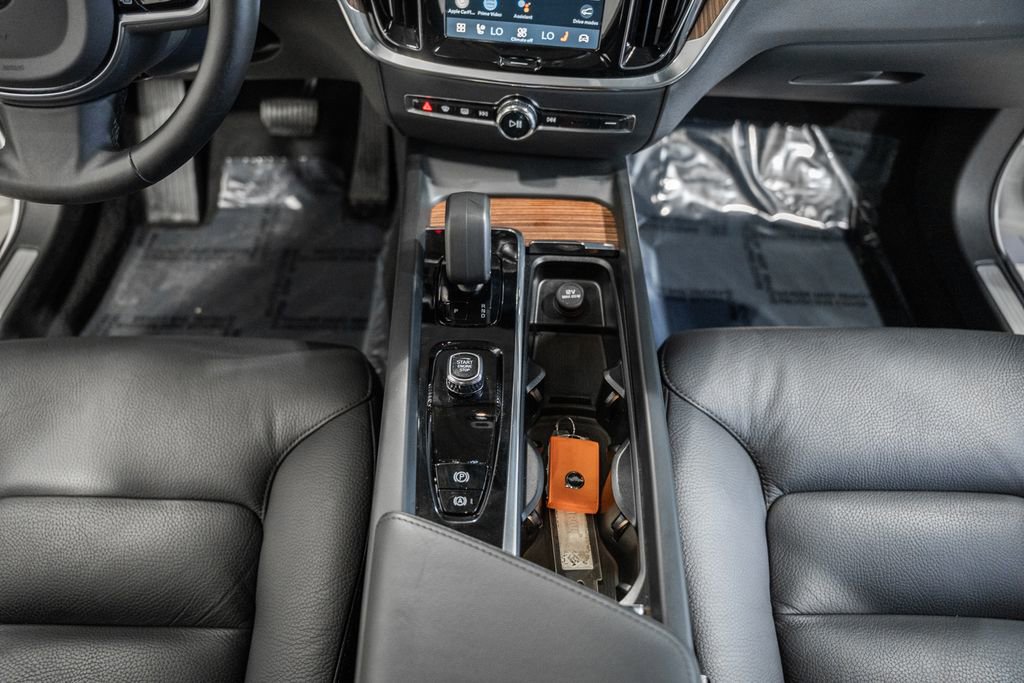 Used 2025 Volvo V60 B5 Cross Country Plus image 24