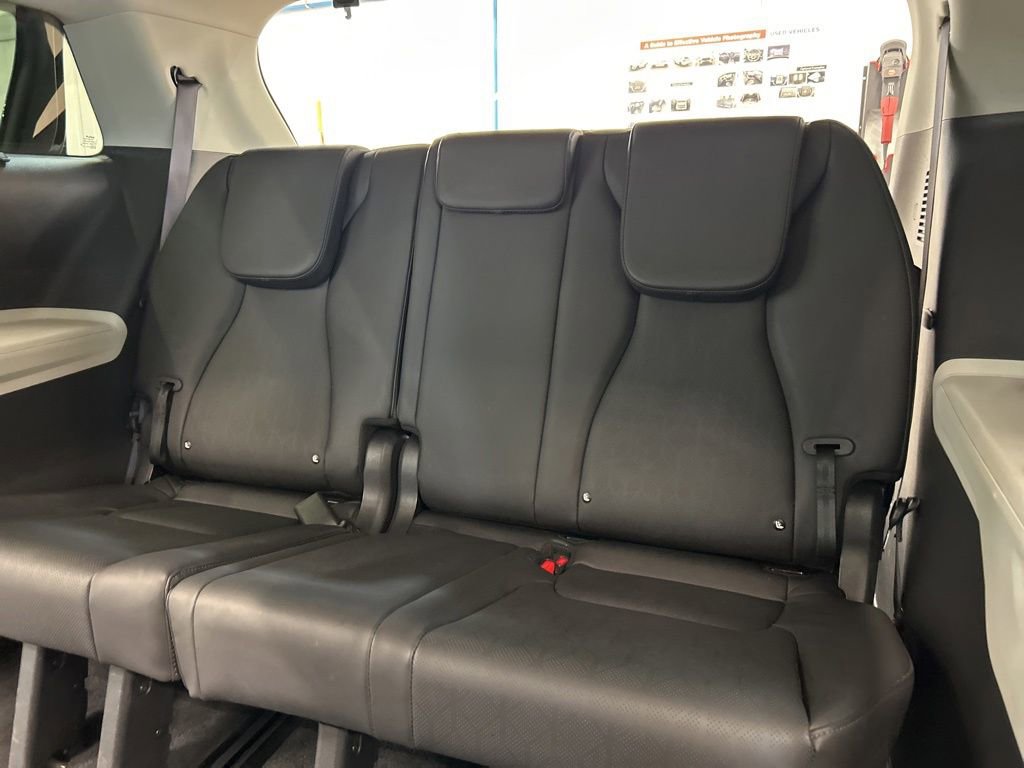 Used 2024 Kia Carnival EX FWD image 17