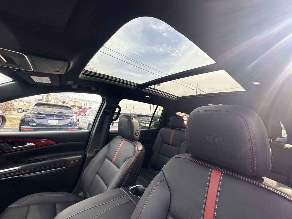 Used 2025 Chevrolet Traverse RS image 16