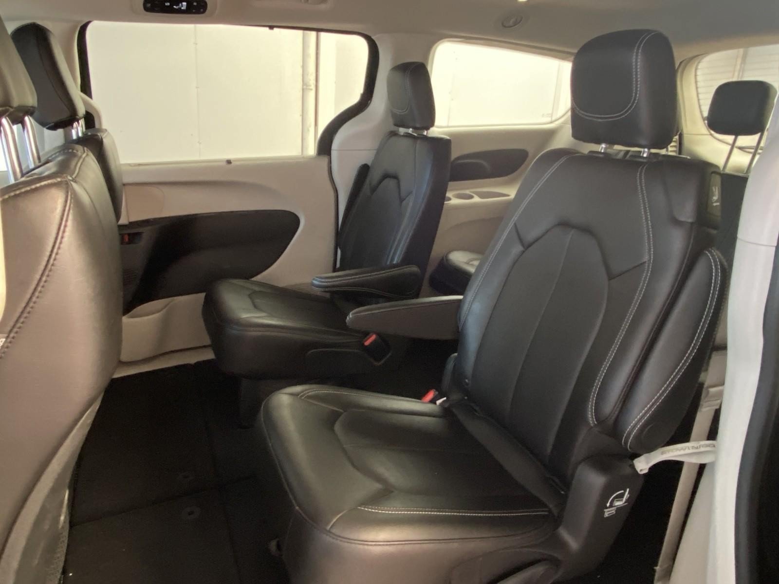 Used 2024 Chrysler Pacifica Touring-L FWD image 15
