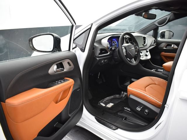 New 2026 Chrysler Pacifica Pinnacle w/ Trailer Tow Group AWD/4WD image 12