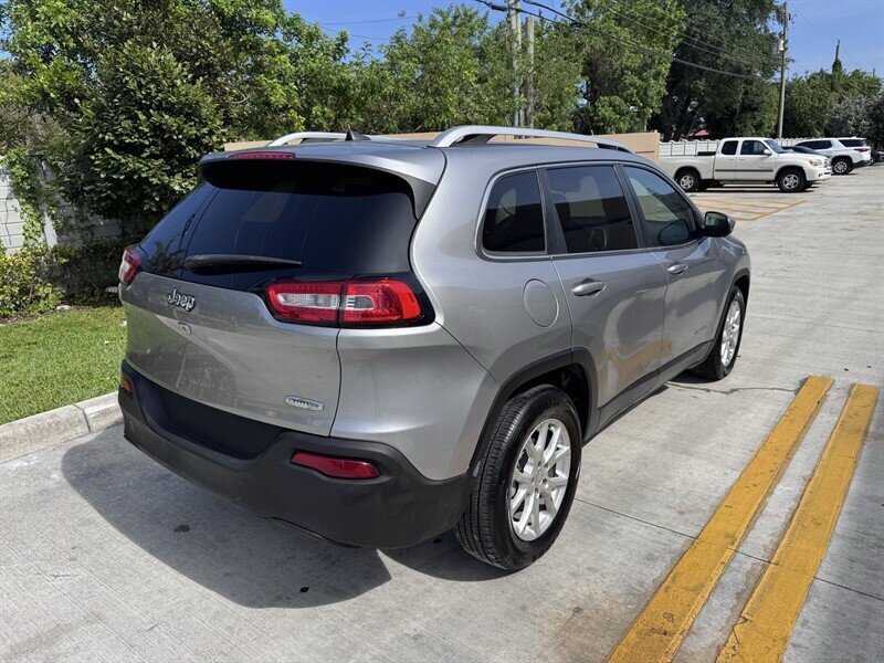 Used 2017 Jeep Cherokee Latitude FWD image 5