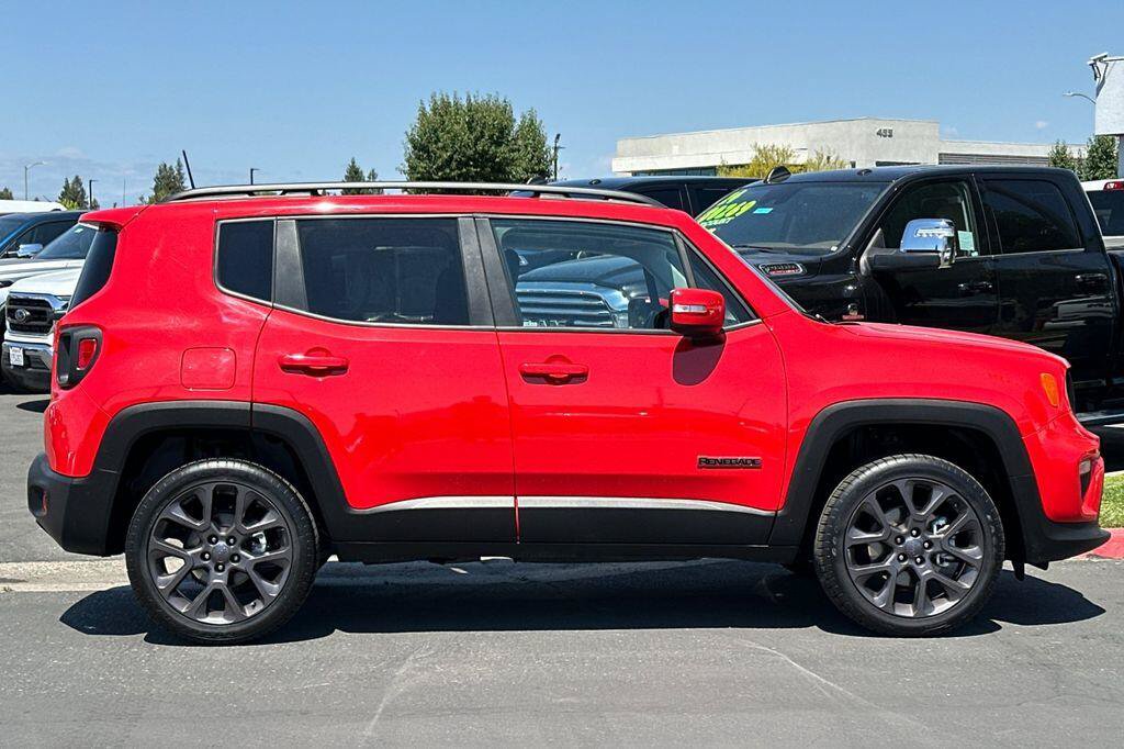 Used 2023 Jeep Renegade Latitude w/ Sun/Sound Group AWD/4WD image 3
