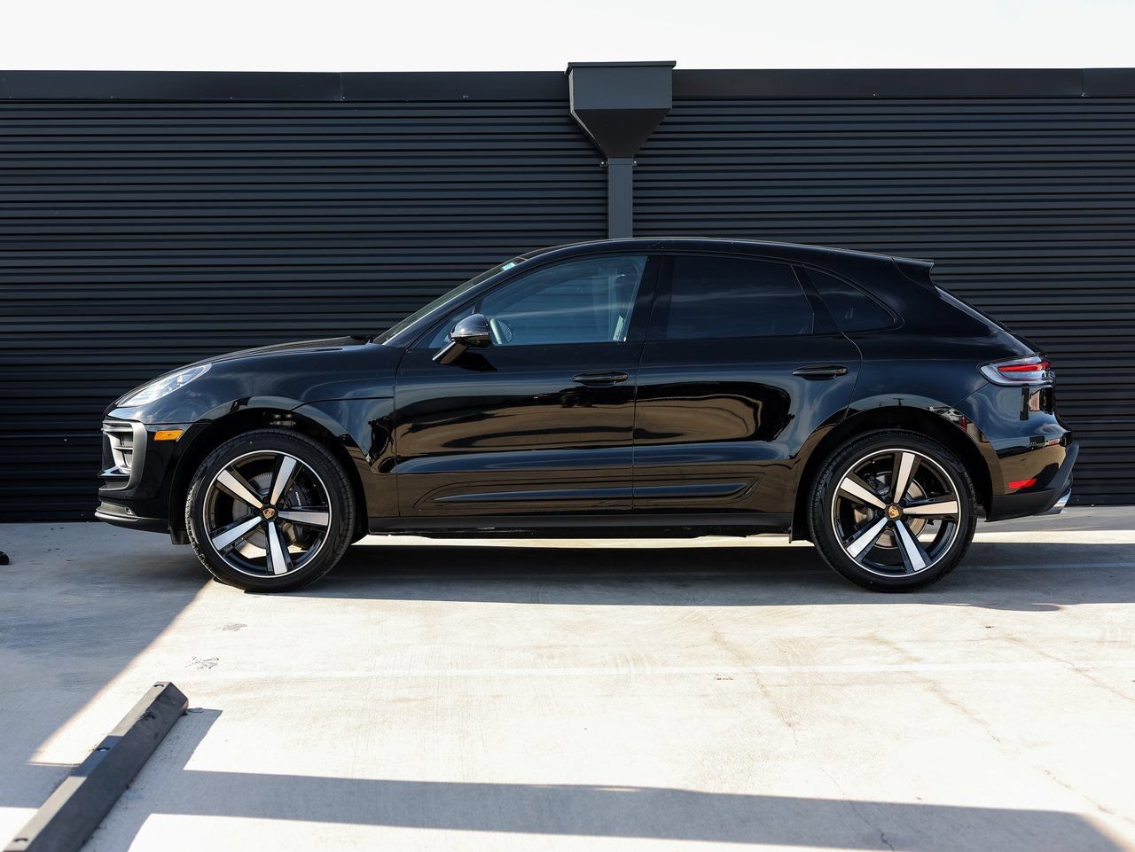 Certified 2026 Porsche Macan AWD/4WD image 2