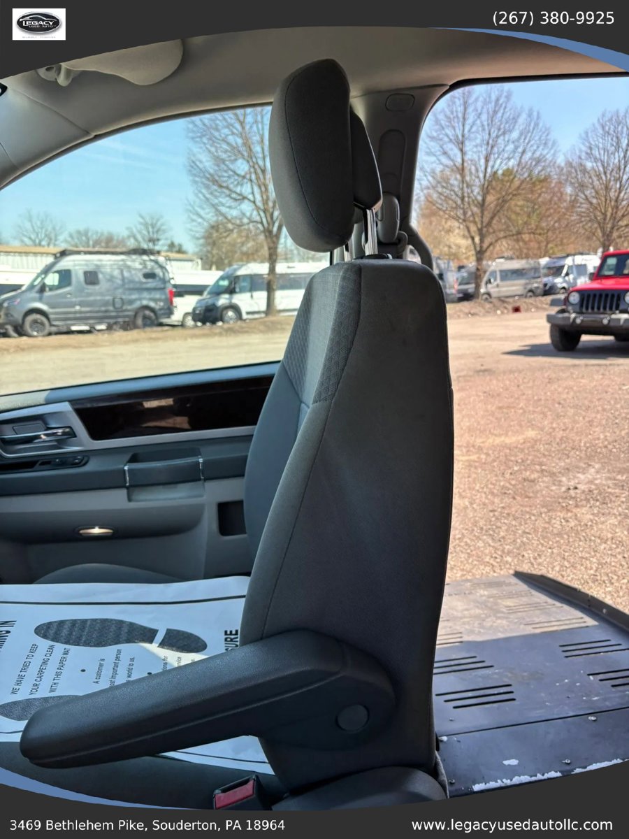 Used 2010 Chrysler Town & Country Touring FWD image 22